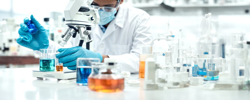 Laboratorní pracovník provádí experimenty s chemikáliemi – výzkum a vývoj přírodní kosmetiky na briv.cz