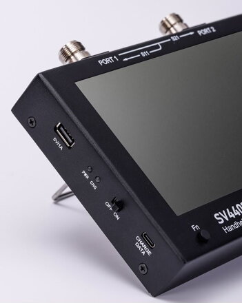 SV4401A 4.4G VNA s kapacitní dotykovou obrazovkou